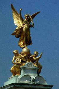 Buckingham Palace
statue with Annu symbol